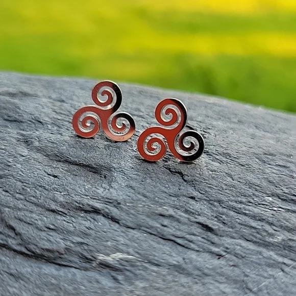 Curlique Stud Earrings, unisex - Picture 3 of 6